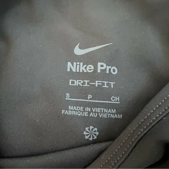 ✔️ NWT✔️ NIKE Pro Dri-Fit Graphic Cropped Training Top - Picture 6 of 9